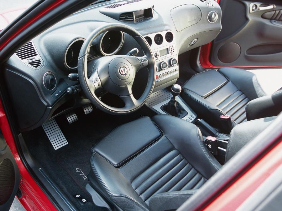Интерьер Alfa Romeo 156 GTA (932A) 2002 года  (WW) (фото 14 из 38)